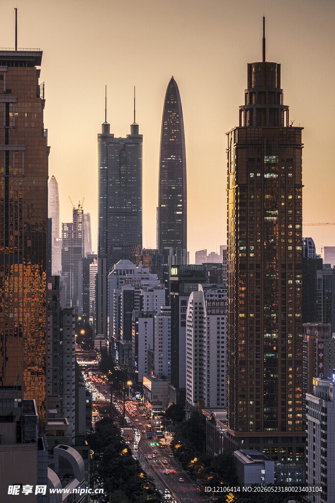 都市黄昏下的摩天大楼景观