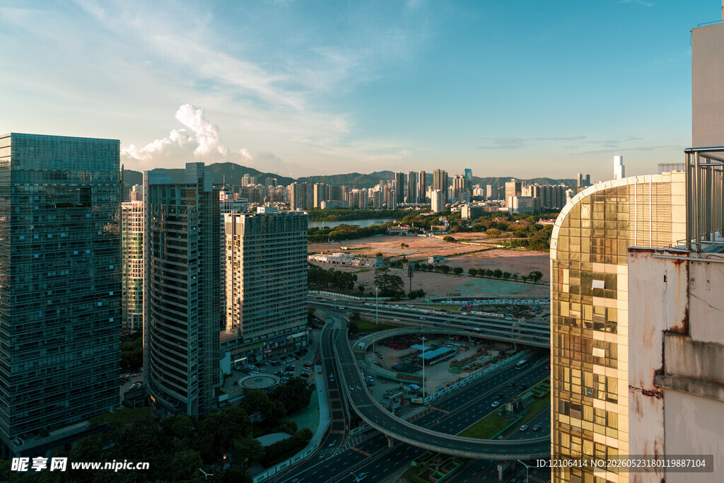 城市高楼与交错公路景观