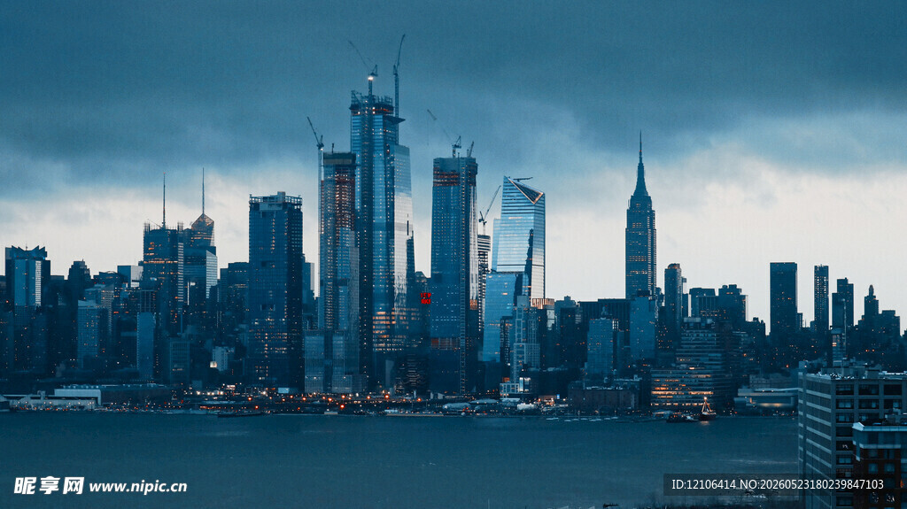 夜幕下的繁华都市天际线