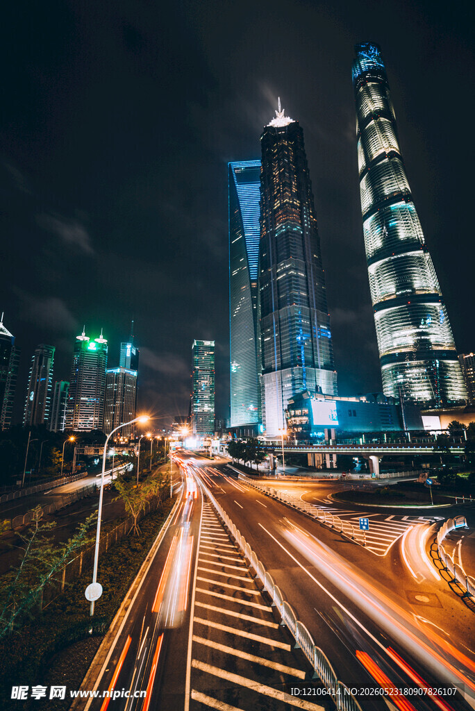 都市夜景下的车流与摩天楼