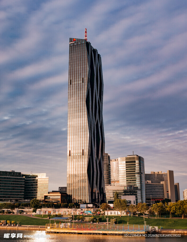 河畔摩天大楼的壮丽景致