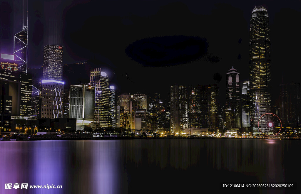 城市夜景璀璨灯光映照