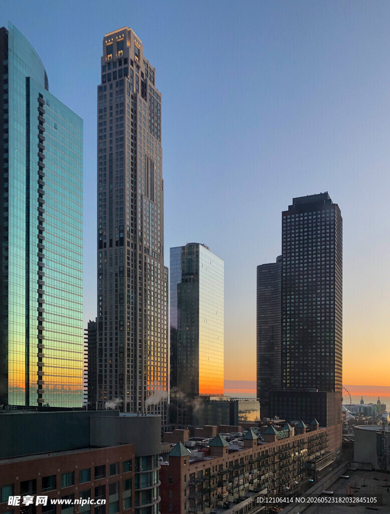 城市天际线的黄昏美景