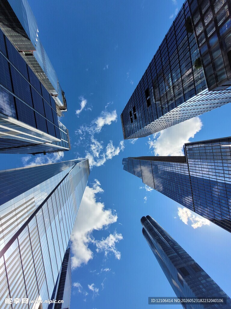 仰视城市摩天大楼景观