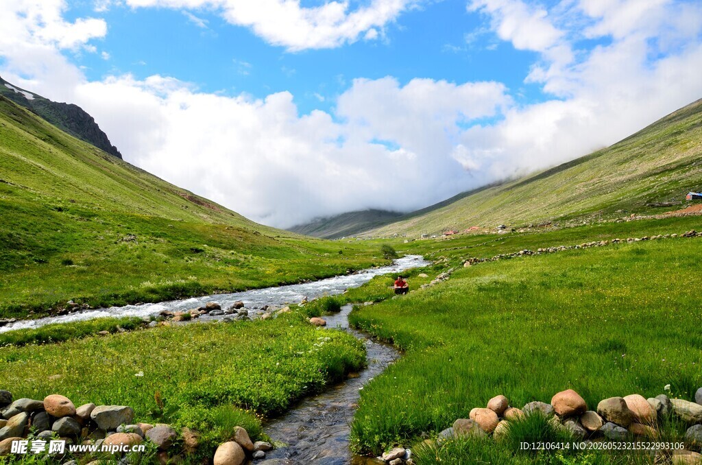 山间绿野溪流美景