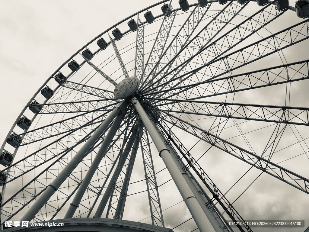 巨大摩天轮矗立天空