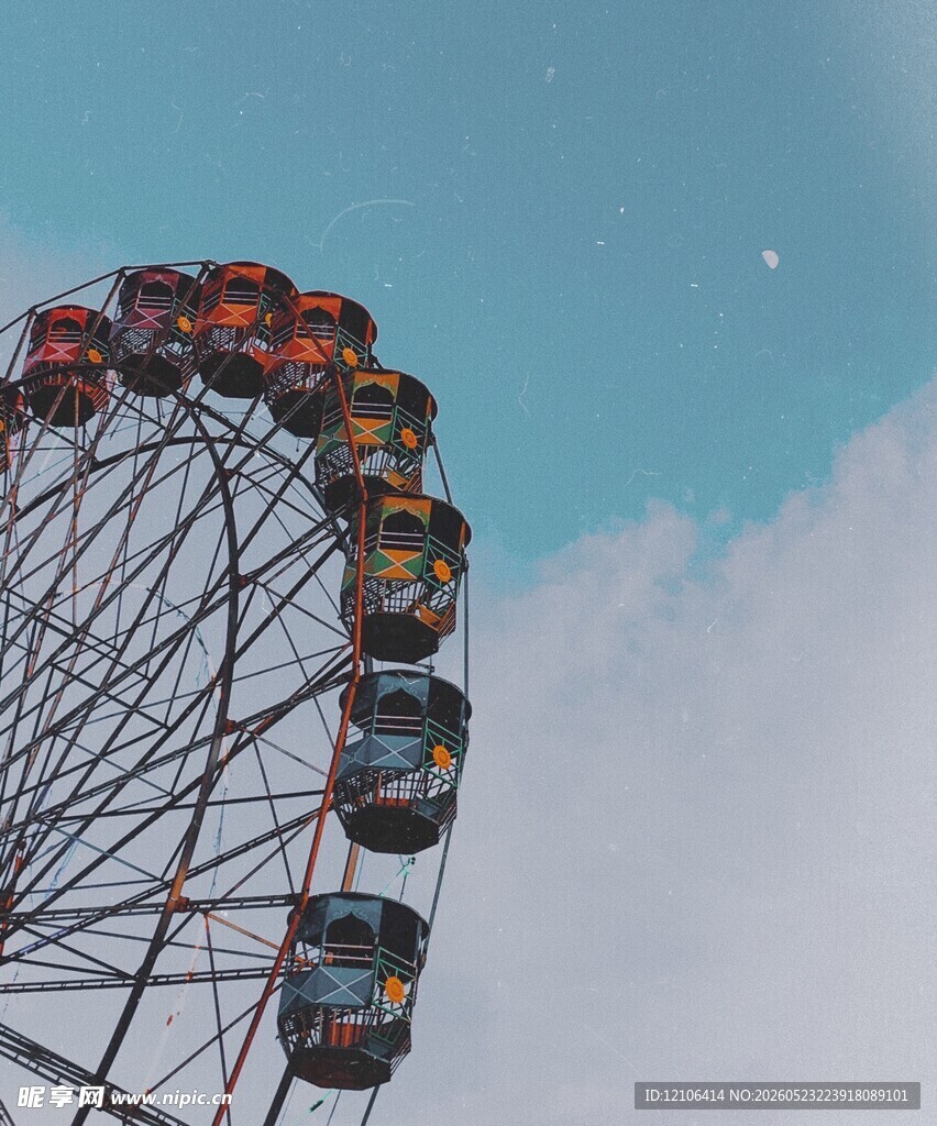 天空下的多彩摩天轮