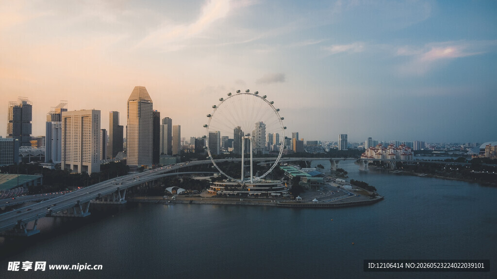 城市河畔摩天轮美丽景致