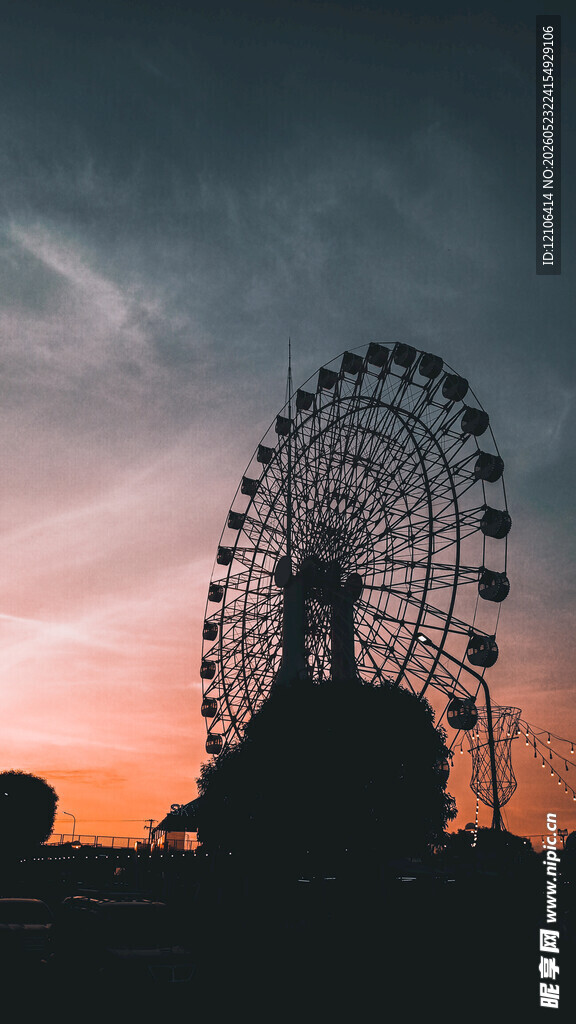 夕阳下的摩天轮剪影