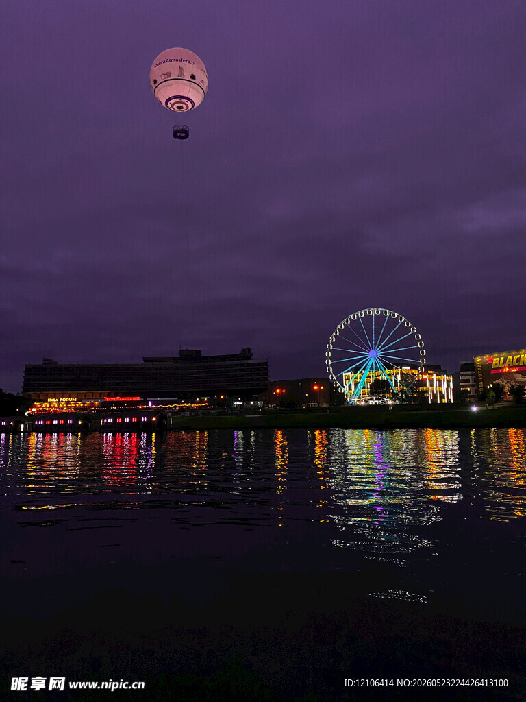 夜幕下的摩天轮与热气球