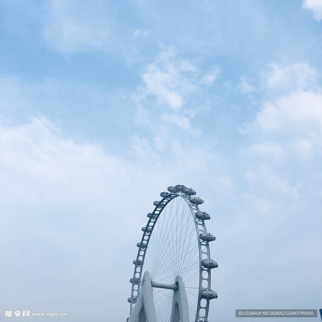 天空下的巨型摩天轮奇观