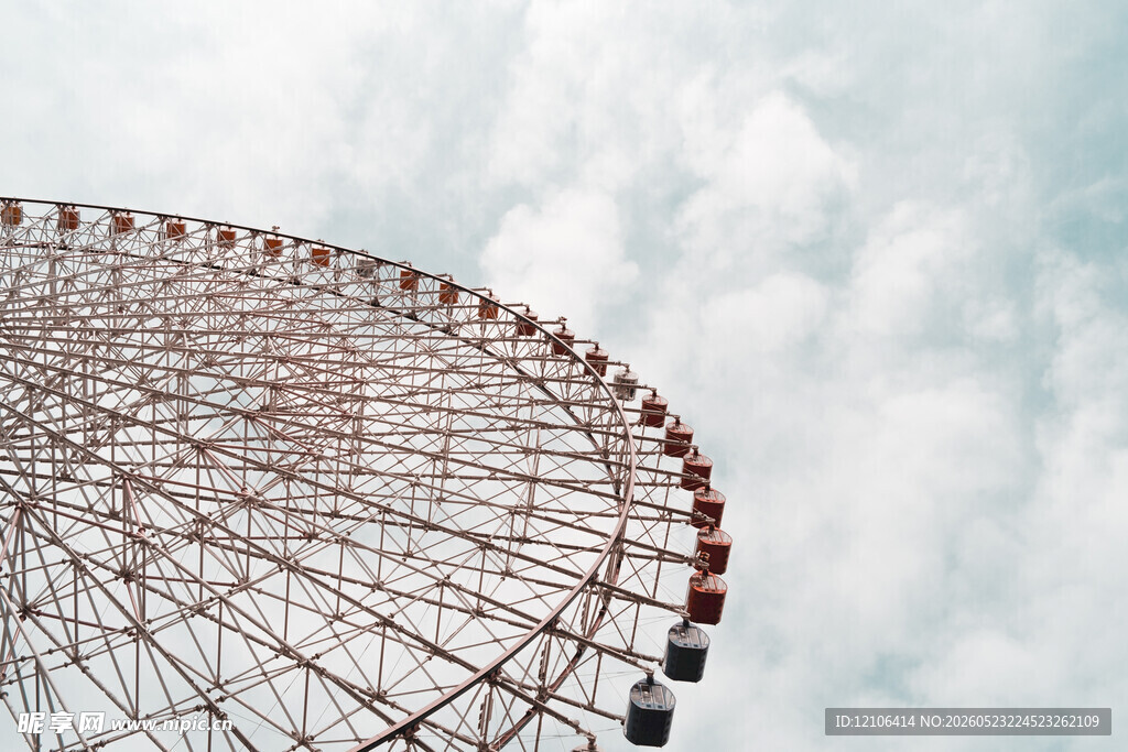 天空下的摩天轮
