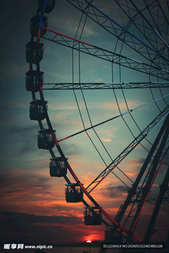 夕阳下的浪漫摩天轮
