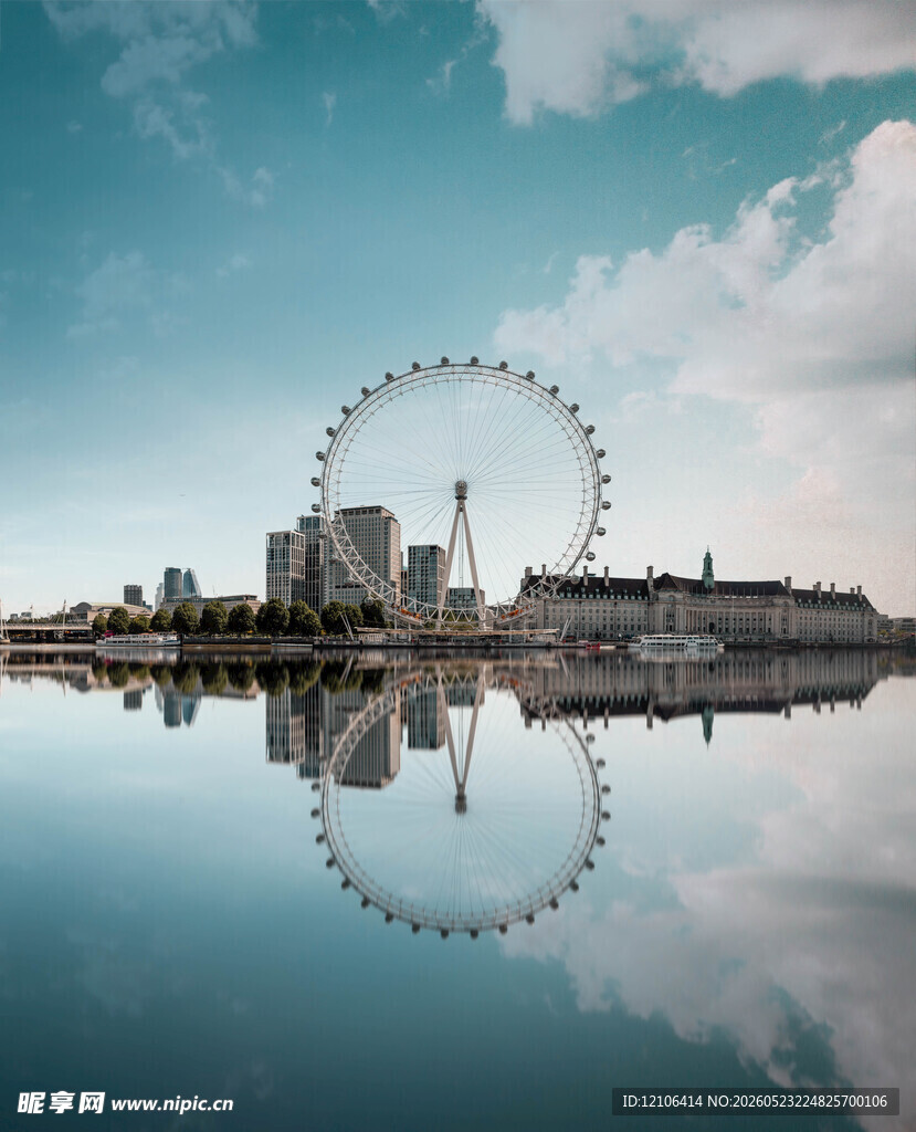 城市摩天轮与城市天际线倒影