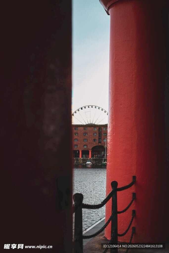 红柱旁的河畔景致
