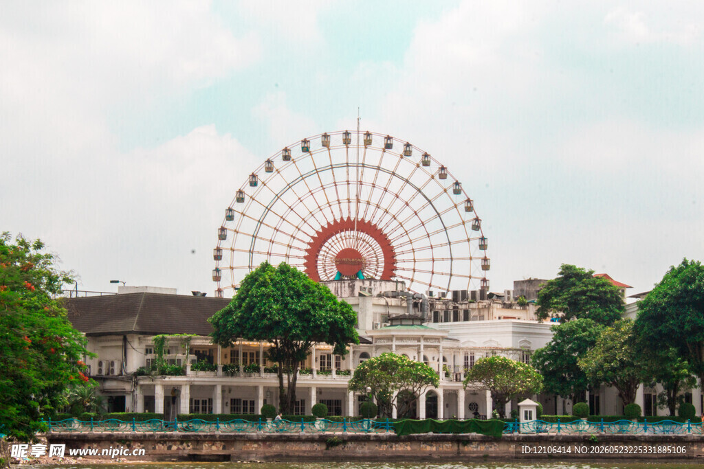 城市中的大型摩天轮景观