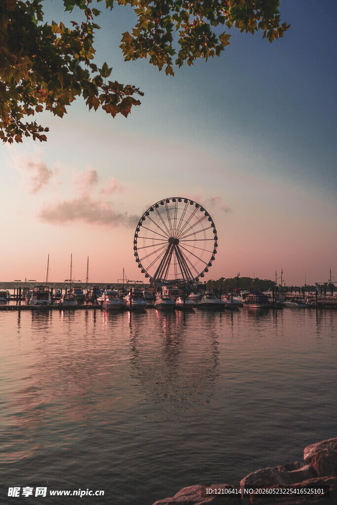 湖畔摩天轮的唯美黄昏