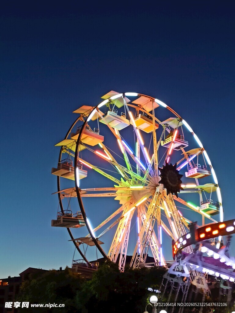 璀璨摩天轮点亮夜空