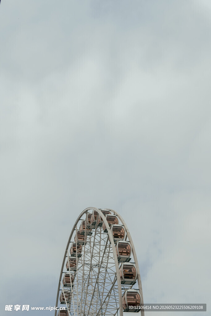 天空下的摩天轮