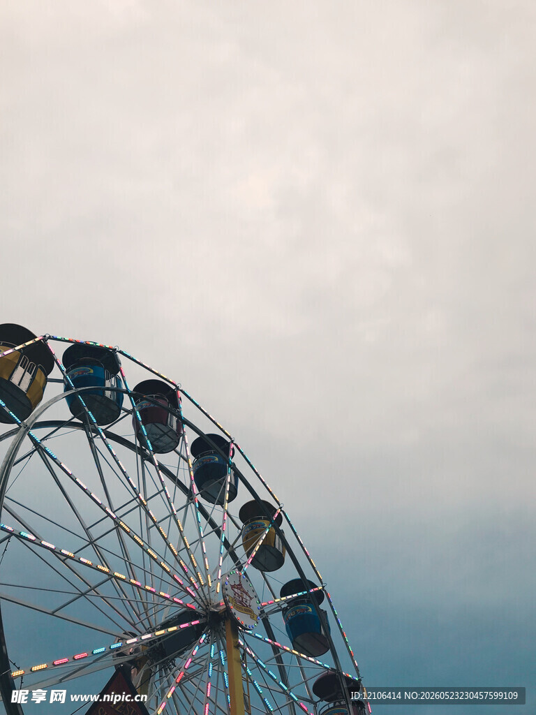 天空下的浪漫摩天轮