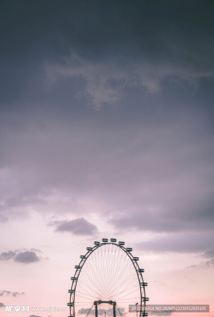 黄昏下的梦幻摩天轮