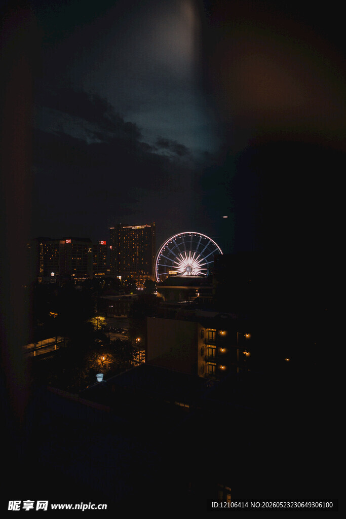 夜晚城市中的璀璨摩天轮