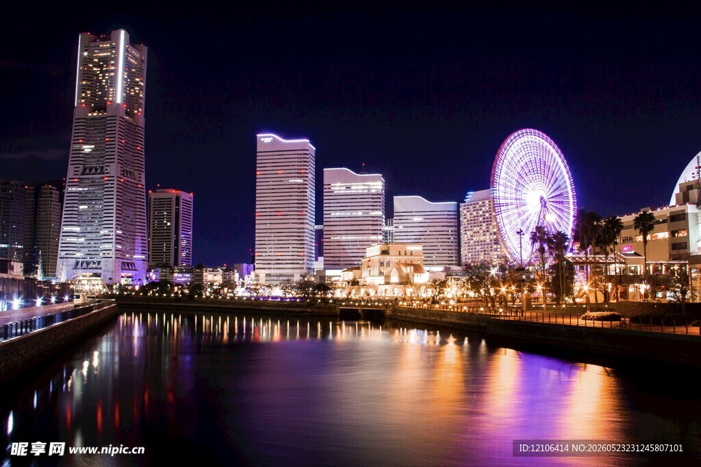 城市璀璨夜景中的河畔风光
