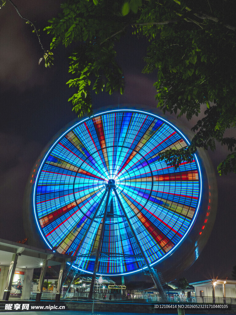 璀璨摩天轮点亮夜空