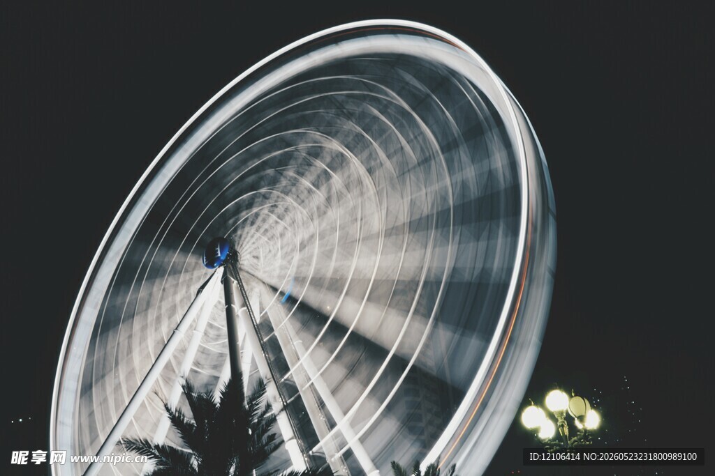 夜间旋转的梦幻摩天轮