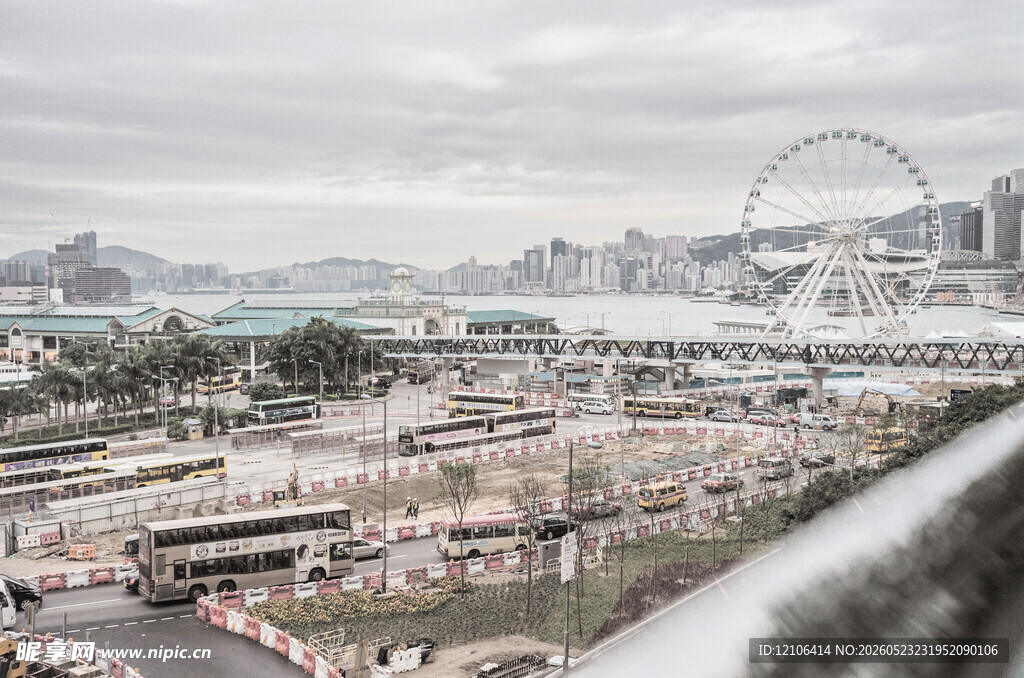城市港湾与摩天轮景观