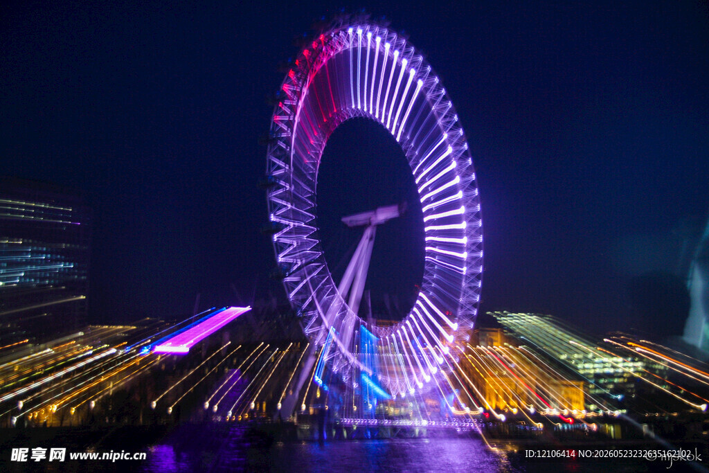 璀璨夜景中的绚丽摩天轮