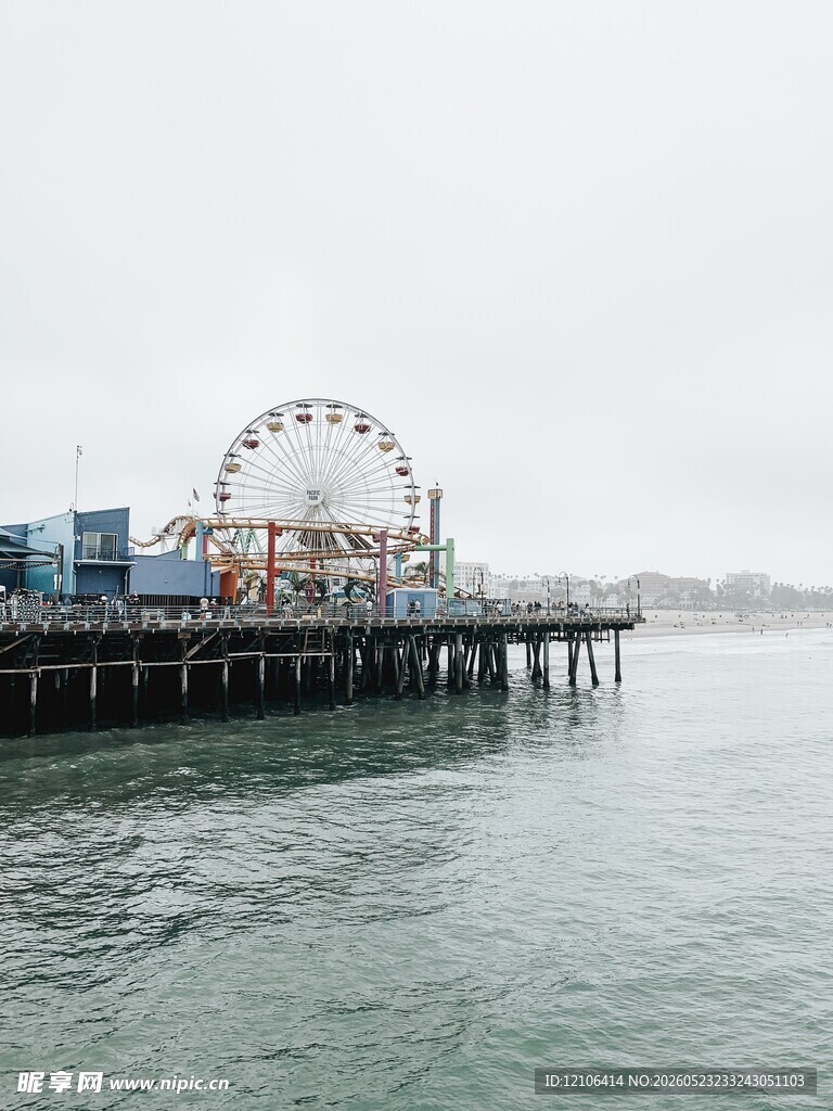 海边码头的摩天轮景致