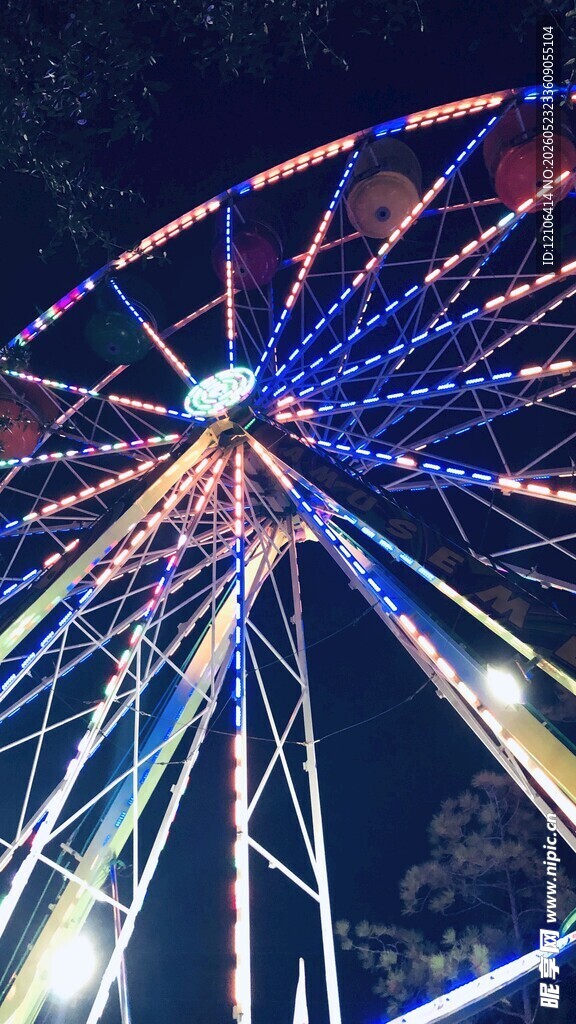 璀璨摩天轮点亮夜空