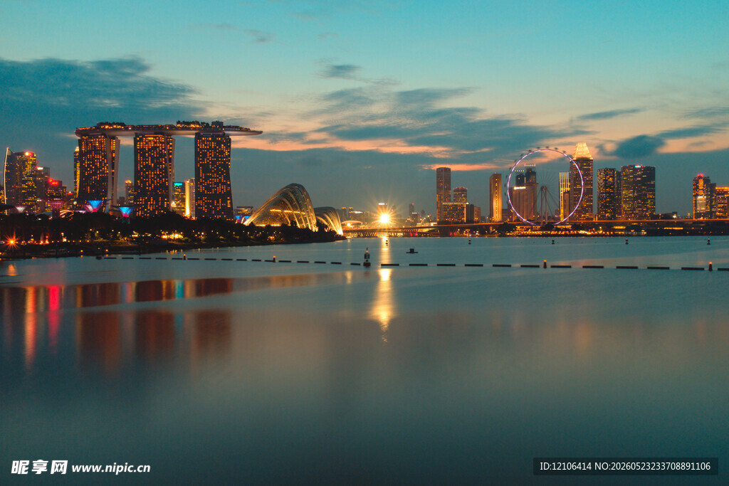 城市湖畔美丽黄昏夜景