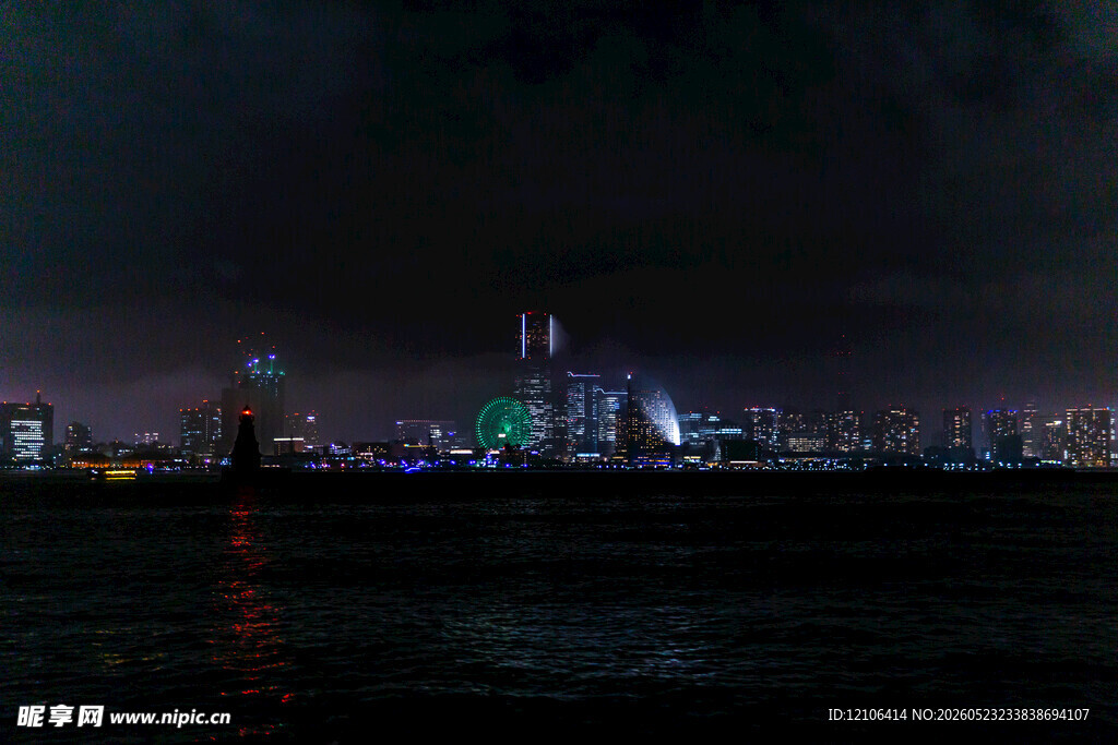 城市夜景下的璀璨灯火