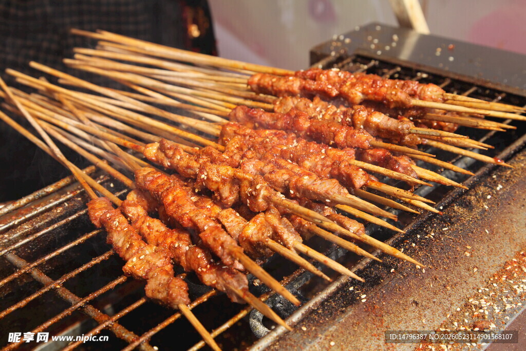 炭火上的美味烤肉串
