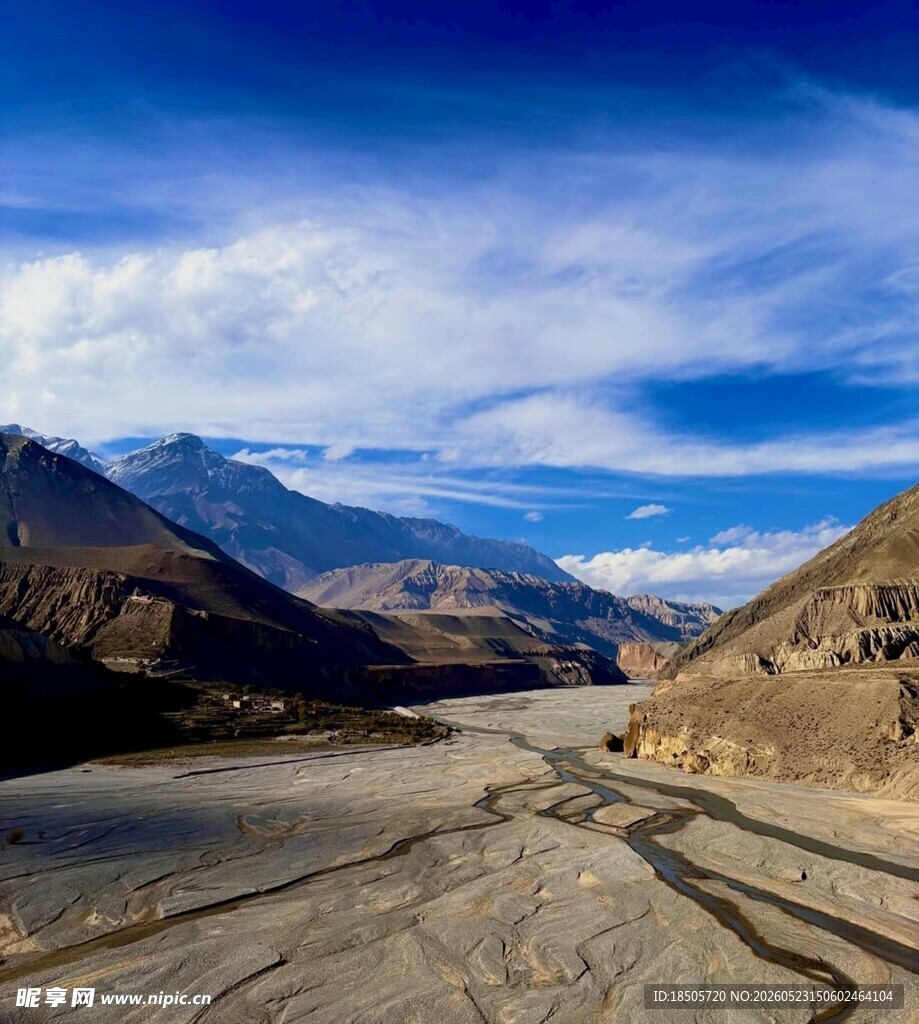 壮丽山谷间的蜿蜒道路