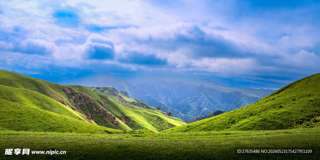 青山绿野间的壮丽自然景观