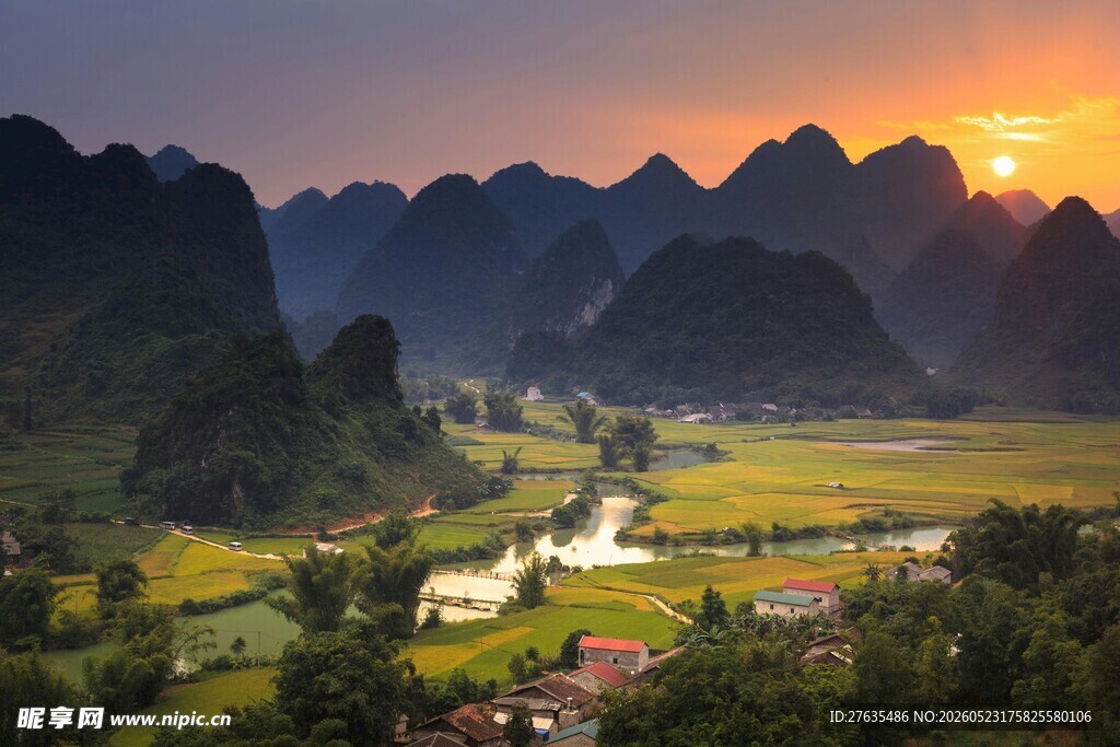 夕阳下的山水田园美景