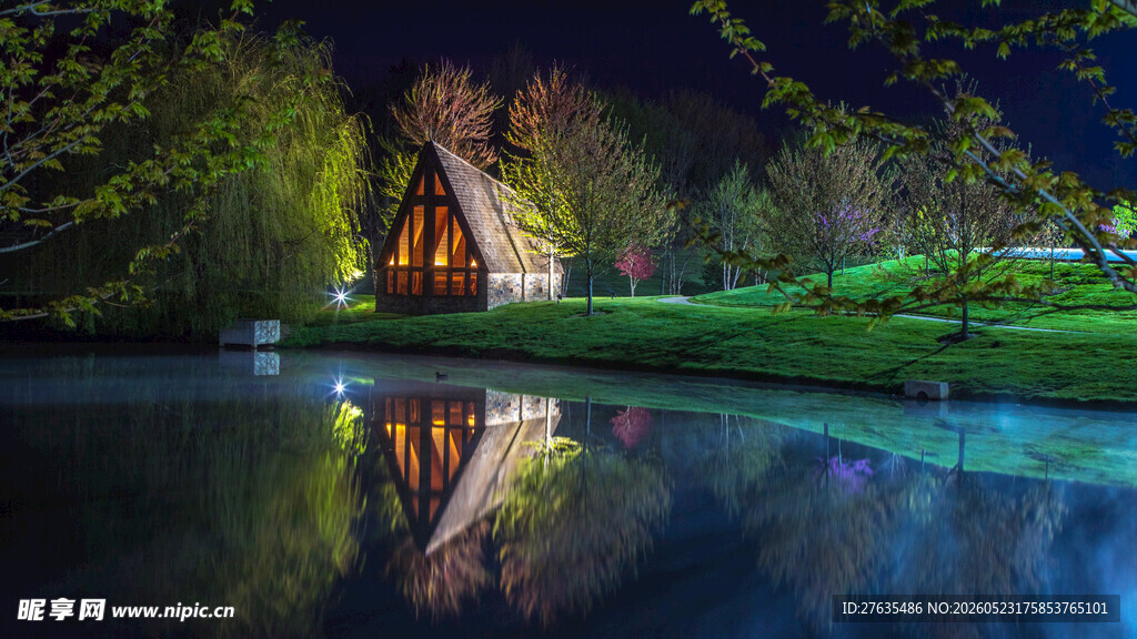 湖畔小屋夜景静谧美好