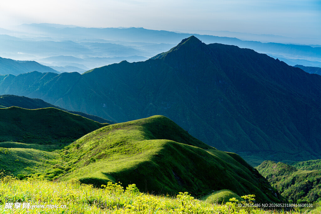 翠绿山峦间的壮美风光
