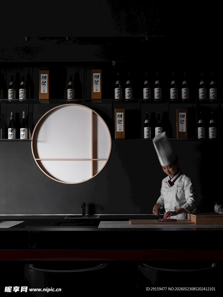 日式料理厨师专注备餐