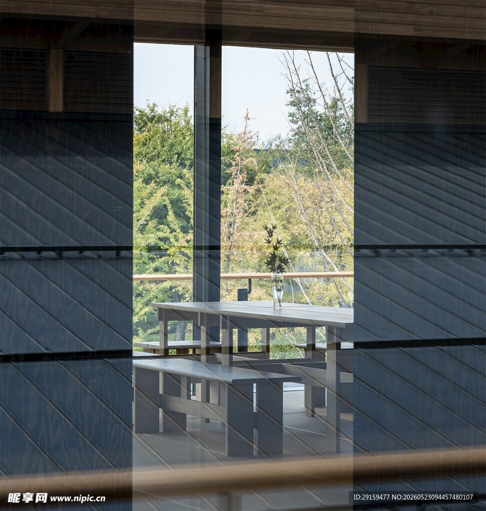 窗外自然景致与建筑一角