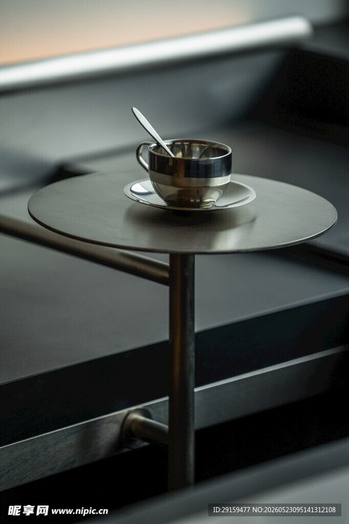 简约风金属咖啡杯与小勺