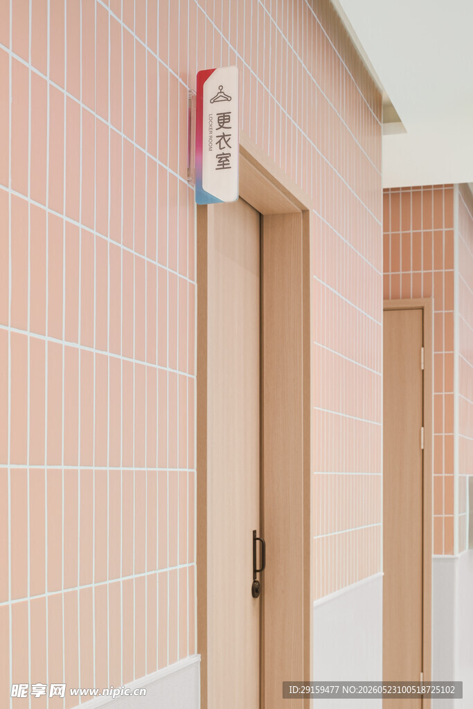 学校走廊的教室门