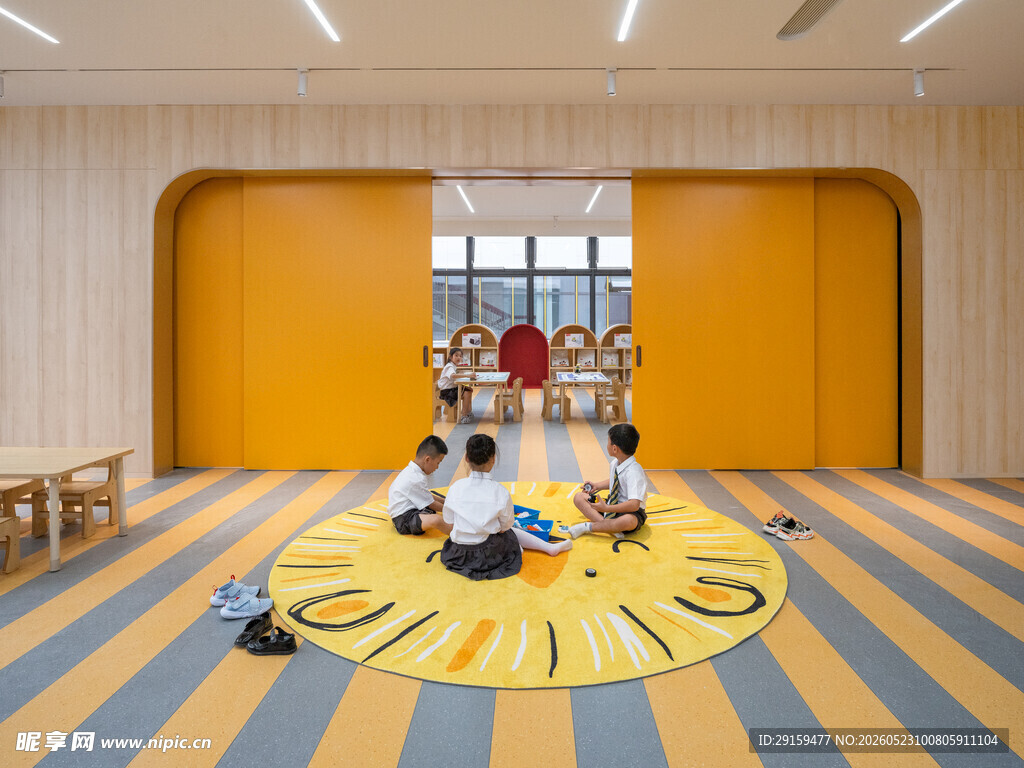幼儿室内玩耍场景