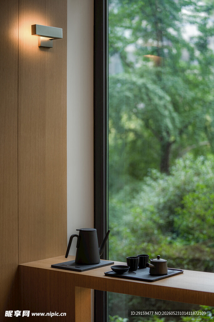 窗边静谧茶具