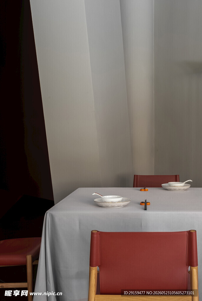 简约室内桌椅餐具布置