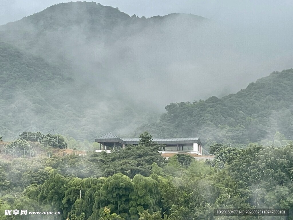 山间云雾中的古朴建筑