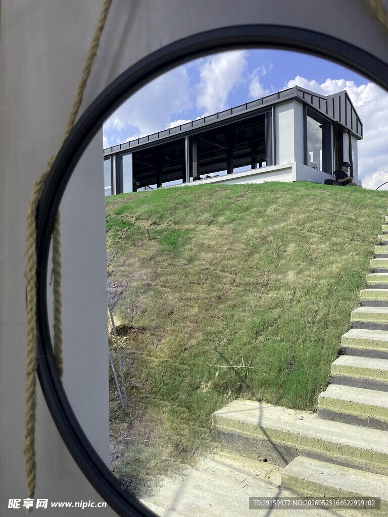 透过圆窗看户外建筑风景